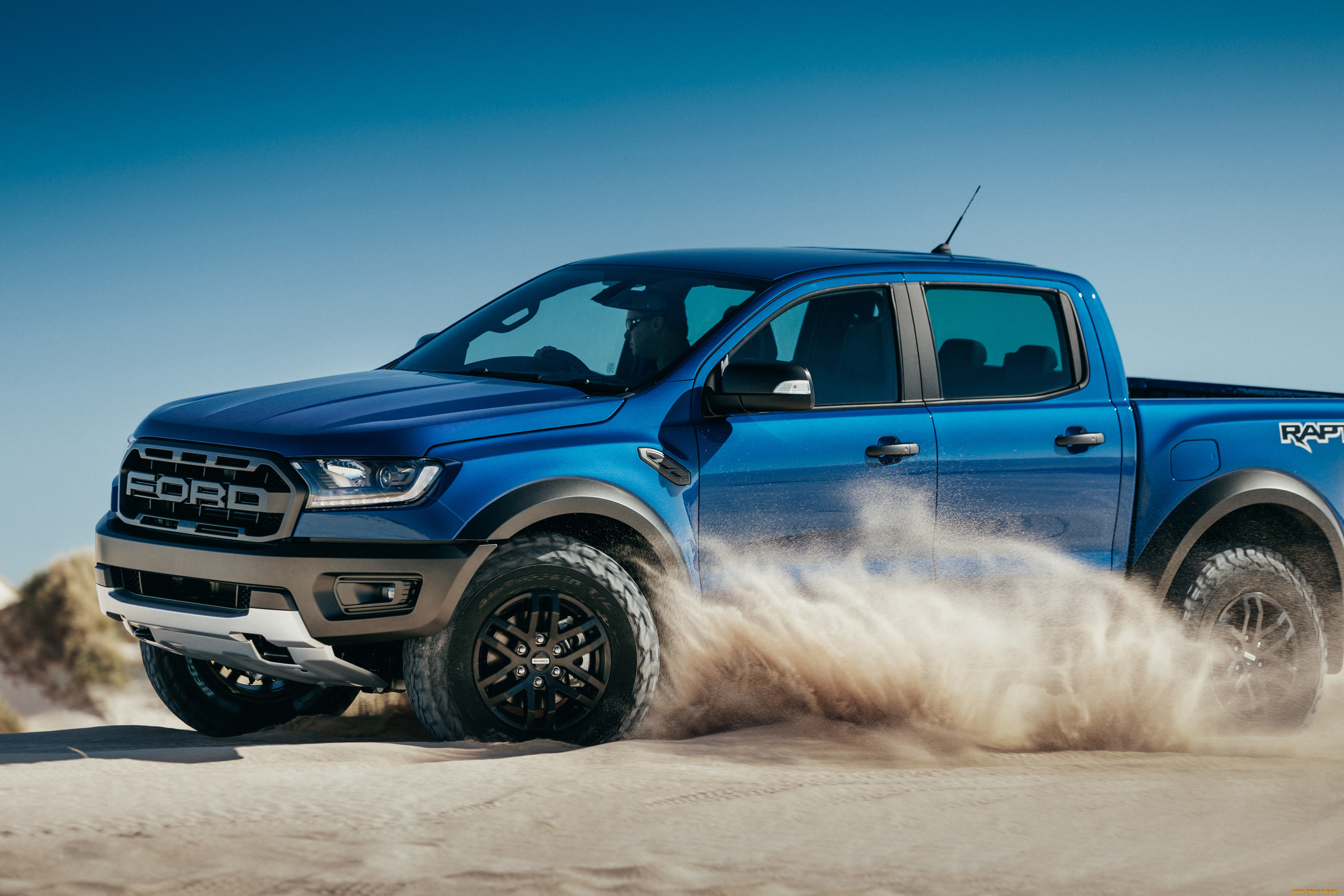 Обои Ford Ranger Raptor (2019) Автомобили Ford, обои для рабочего стола,  фотографии ford ranger raptor , 2019, автомобили, ford, ranger, raptor,  занос, песок, форд, синий, пикап, раптор Обои для рабочего стола, скачать